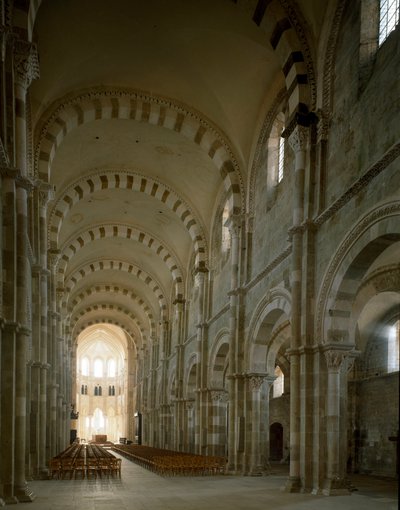 Vue de la nef centrale de la basilique Sainte-Marie-Madeleine (1096-1106), Vézelay, Yonne - Romanesque