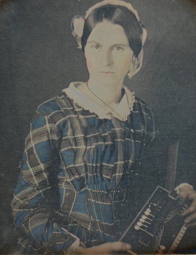 Femme avec un accordéon daguerréotype, années 1840 - Ron Fasand