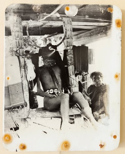 Cadavre Ifugao dans la chaise de la mort, 1919 (photo n/b) - Roy Barton