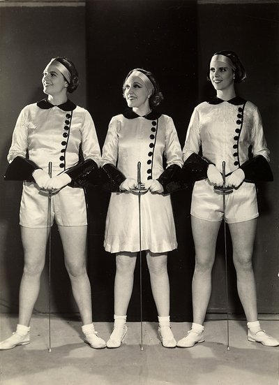 Portrait de trois gymnastes féminines en tenue d