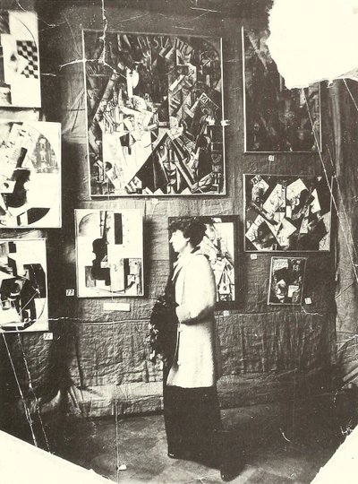 Alexandra Ekster devant les peintures d