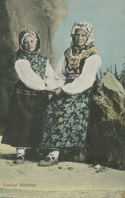 Filles en costume traditionnel letton - Russian Photographer