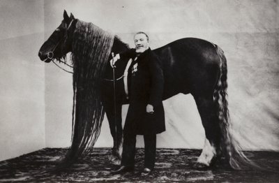 Artiste de cirque russe Akim Nikitin avec un cheval - Russian Photographer