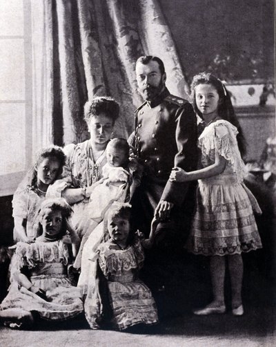La famille du tsar Nicolas II (1868 - 1918). De gauche à droite : Grande Duchesse Tatiana née le 11 juin 1897 ; Grande Duchesse Marie née le 27 juin 1899 ; Grande Duchesse Alexis née le 12 août 1904 ; Impératrice Alexandra Feodorovna ; Tsar Nicolas II ; Gr - Russian Photographer