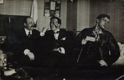 Vladimir Maïakovski (à droite) avec David Bourliouk (au centre) et Andreï Chemchourine, 1914, Moscou - Russian Photographer