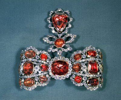 Broche en forme de nœud sertie de diamants taille brillant et spinelles, par Pfisterer, 1764 - Russian School