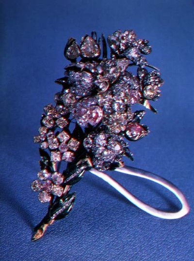 Broche en forme de bouquet de fleurs sertie de diamants taille brillant et décoration en émail, vers 1750 - Russian School