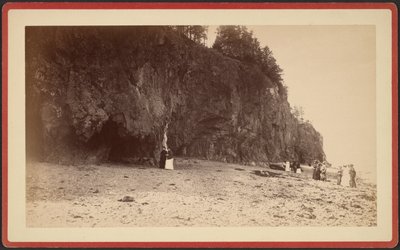 [Groupe de personnes sur le rivage près de falaises, peut-être à Mt. Desert, Maine] - S.R. Stoddard