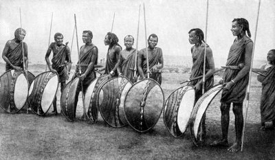 Un groupe de guerriers Masai en tenue de combat complète, 1922 - S. J. Hopper