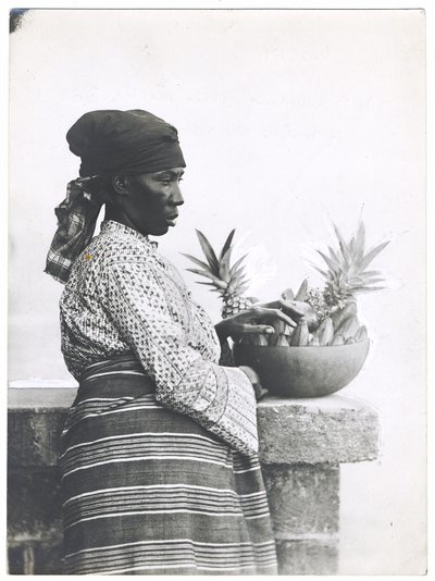Mme Harding, qui marche 30 miles par jour, vers 1920 (tirage argentique) - S. W. and Co. Partridge