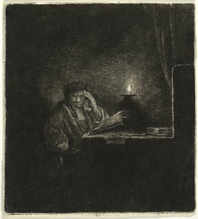 Étudiant à une table à la lumière d