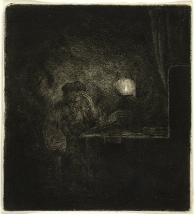 Étudiant à une table à la lumière d