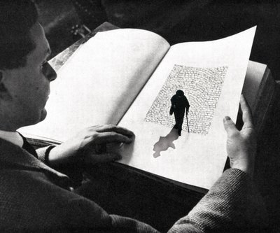 Un homme lit « Lone Journey » - Sammy Slabbinck