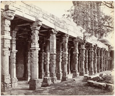 Colonnade avec ornements à la base du Qutb Minar à Delhi - Samuel Bourne (signed by artist)