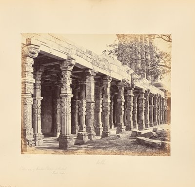 Delhi ; Colonnade de piliers hindous au Kutub Minar, côté est - Samuel Bourne