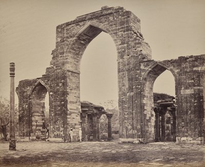 Delhi. Grande arche et pilier de fer près du Qutub Minar, ruines du vieux Delhi - Samuel Bourne