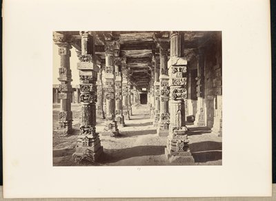Delhi ; Le Kutub Minar, vue intérieure de la colonnade orientale - Samuel Bourne