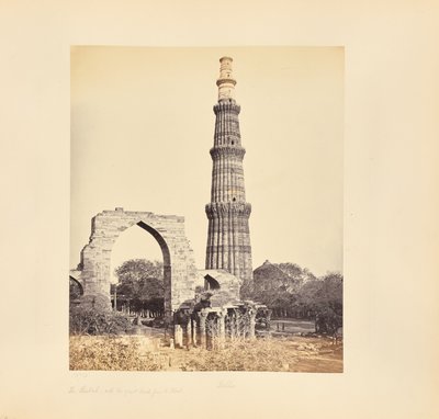 Delhi ; le Kutub Minar, avec le grand arc, vu de l