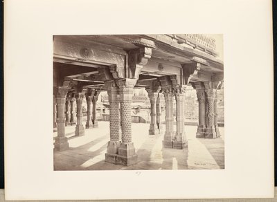 Futtypore Sikri ; piliers sculptés dans le Panch Mehal - Samuel Bourne