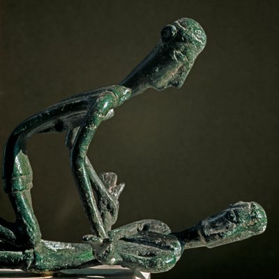 Culture nuragique (nuraghi) sarde : groupe sculpté de lutteurs en bronze. Du Mont Arcosu. VIIIe-VIIe siècle av. J.-C. Cagliari, Museo Nazionale Archeologico, Sardaigne, Italie - Sardinia Nuragic Civilization