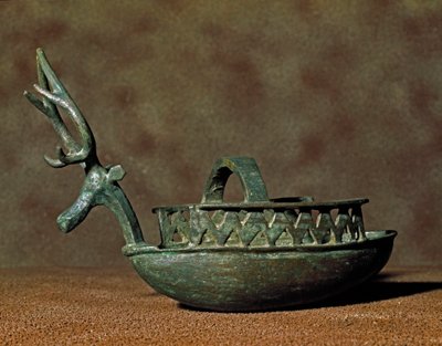 Culture nuragique (nuraghi) sarde : sculpture en forme de bateau avec figures de tête de cerf en bronze. VIIIe-VIIe siècle av. J.-C. Cagliari, Museo Nazionale Archeologico, Sardaigne, Italie - Sardinia Nuragic Civilization