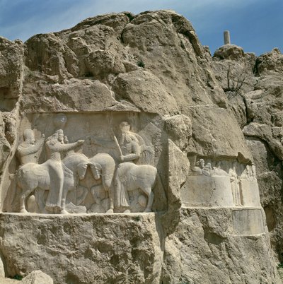 Deux bas-reliefs, à gauche l