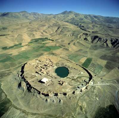 Vue aérienne de Takht-e Soleiman, ou Trône de Salomon - Sasanian School