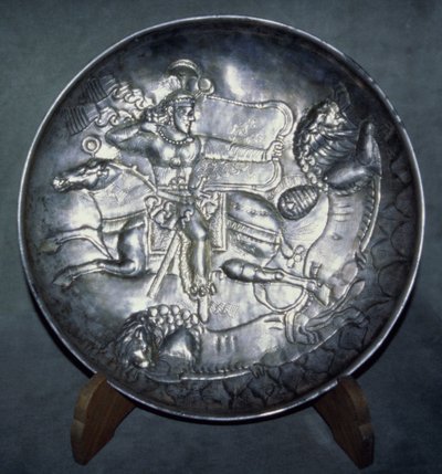 Plat représentant le Roi Ardashir II (r.379-86), de Sari, Mazandaran, c. 380 apr. J.-C. - Sasanian School
