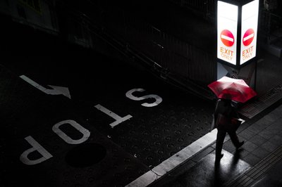 Promenade nocturne « Red Umbrella » - Satoshi Hata