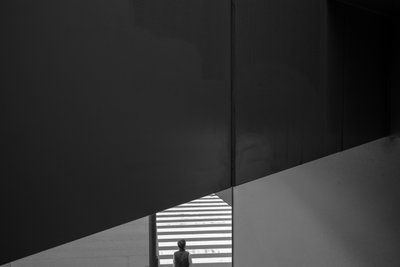 Silhouette solitaire, géométrie urbaine - Satoshi Hata