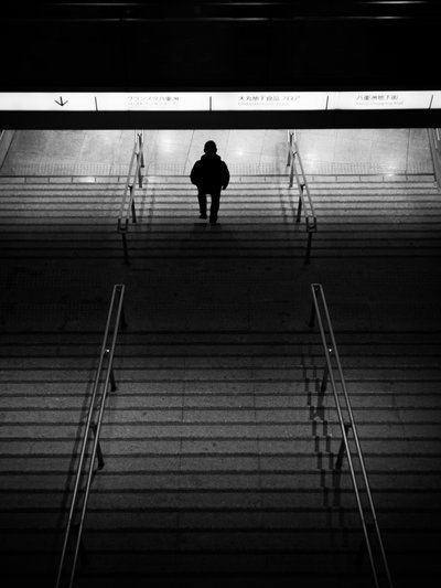 Promenade solitaire vers le bas - Satoshi Hata