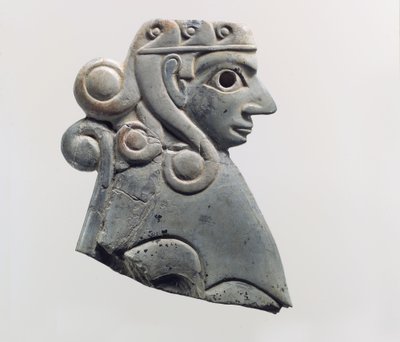 Plaque de meuble : sphinx femelle avec boucles de style Hathor, vers XVIIIe siècle av. J.-C. (ivoire d
