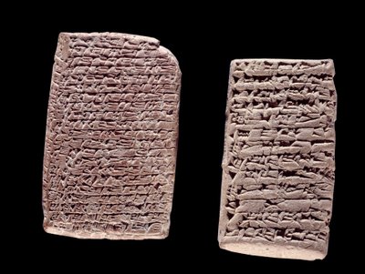 Tablettes assyriennes (gauche) d