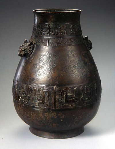 Un vase Hu avec décoration moulée - School Chinese