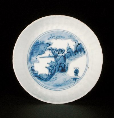 Soucoupe kraak bleue et blanche peinte avec une figure dans un paysage, marque Egret, Wanli ou Tianqi - School Chinese