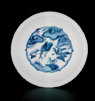 Soucoupe kraak bleue et blanche peinte avec des cerfs dans un paysage, Wanli - School Chinese