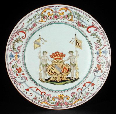 Assiette décorée en émaux famille rose avec les armoiries de Goos de Ghyseghem, accolées avec Vecquemans et Goubau, période Yonzheng (1725-35) c.1730 - School Chinese