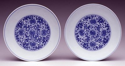 Paire de plats à décor de fleurs de lotus stylisées, marque et période Yongzheng 1723-35 - School Chinese