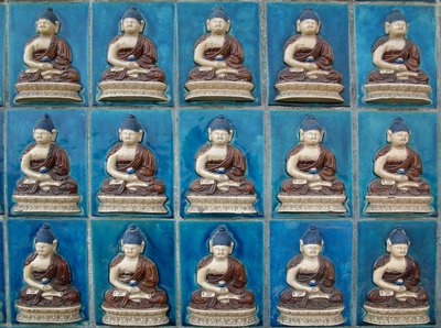 Mur de petits Bouddhas sur l