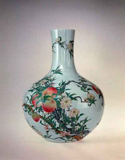 Vase avec des pêches, période Qianlong (1736-95) - School Chinese