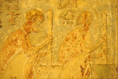 Égypte ancienne, sculpture/peinture murale, tombe de Petosiris, Tuna el Gebel, 300 av. J.-C., ouvriers utilisant un pilon et un mortier - School Egyptian