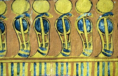 Égypte ancienne, peinture murale, serpents Uraeus gardant le sanctuaire d