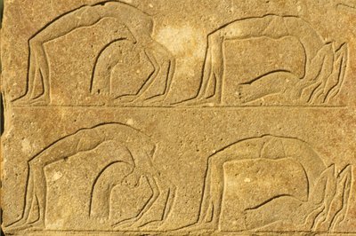 Égypte ancienne, peinture/sculpture murale, acrobates féminines en performance, temple de Karnak, Louxor - School Egyptian