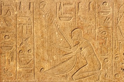 Égypte ancienne, peinture/sculpture murale, harpiste avec tête d