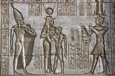 Égypte ancienne, peinture murale/sculpture, Isis allaite le jeune pharaon en présence de l