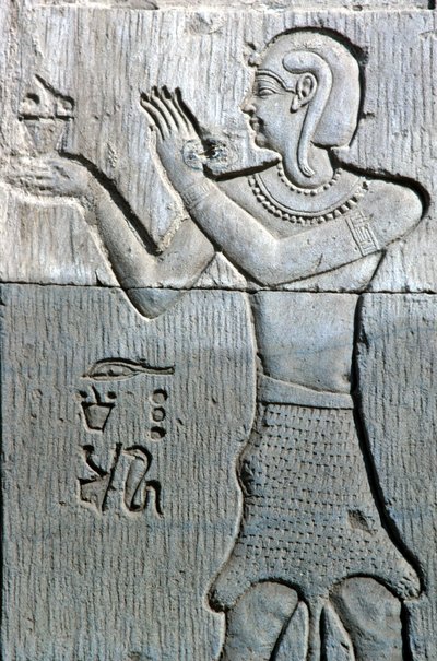 Égypte ancienne, peinture murale, Prêtre portant une peau de léopard, offrant de l