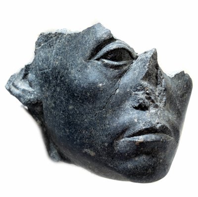 Art égyptien ancien : Tête du roi Sésostris III. Fragment de statue. Sculpture en granit noir, vers 1900 av. J.-C. (12e dynastie, vers 1963-1786). Paris, Musée du Louvre - School Egyptian
