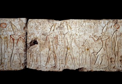 Art égyptien ancien : Ramsès II fait des offrandes à Osiris. Bas-relief en calcaire d
