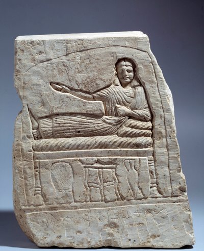 Art égyptien ancien : stèle funéraire en calcaire au nom de Dame Artémis. (avec banquet tardif) De Kom Abu-Billou, Égypte. Hauteur 24 cm. Basse période (3e siècle apr. J.-C.). Paris, Musée du Louvre - School Egyptian
