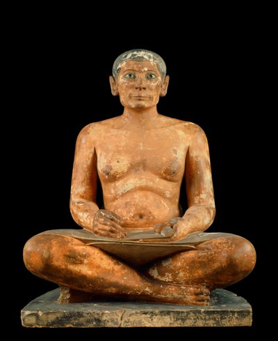 Antiquité égyptienne : « Le scribe accroupi » Statue en calcaire, albâtre et cristal de roche. Vient de Saqqarah (vers 2620 - 2350 av. J.-C.). 4e ou 5e dynastie. Dim. 0,537m, Musée du Louvre, Paris - School Egyptian
